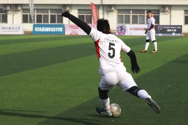 字母哥37分萨格斯32+9 雄鹿险胜魔术晋级四强